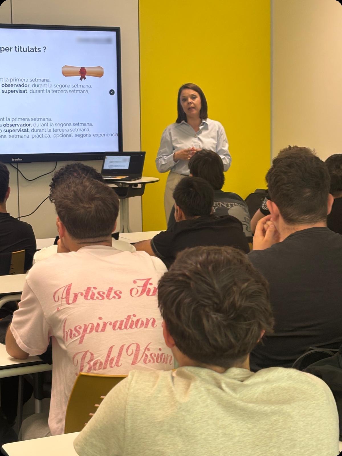 Belén Clemente impartiendo formación a un grupo de alumnos